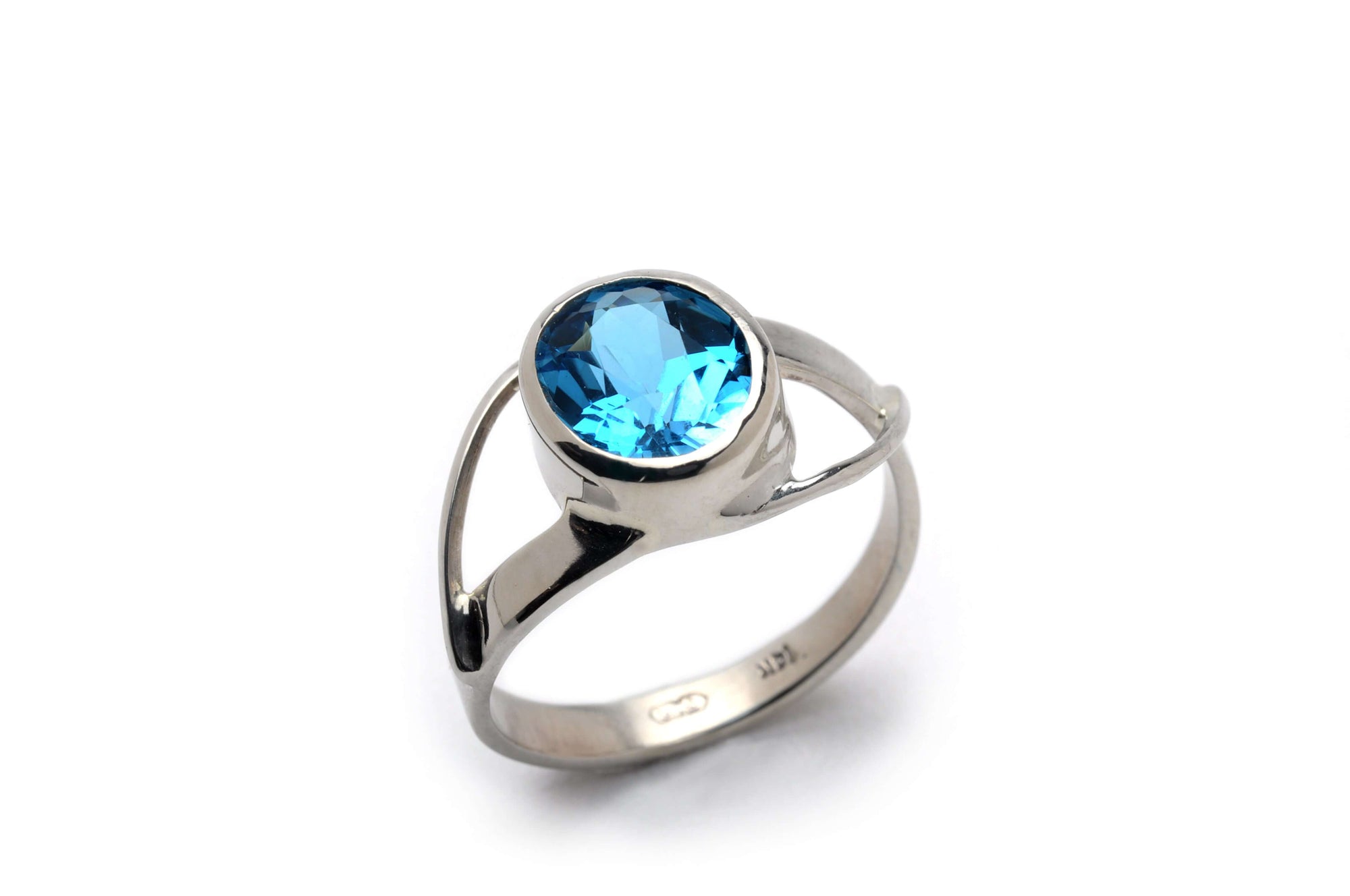 Double twist ring, white gold, with Swiss blue topaz