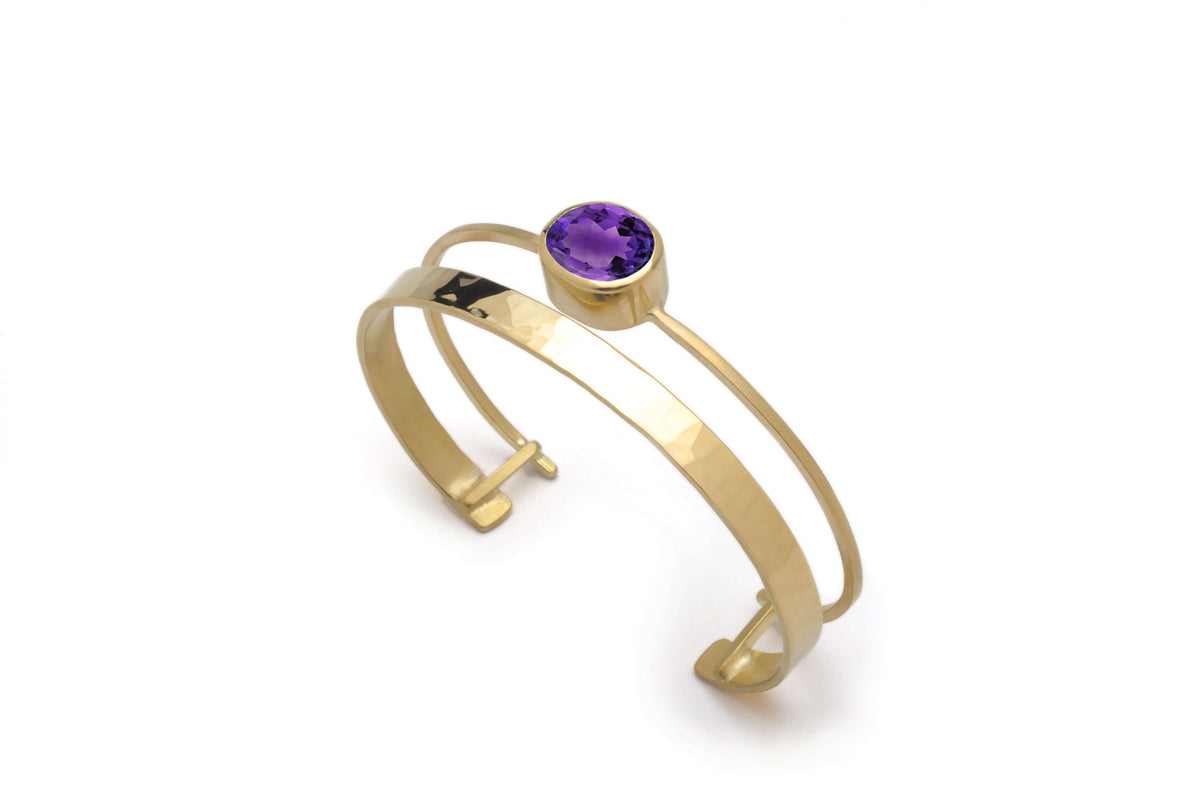 A 18k gold cuff bracelet with amethyst