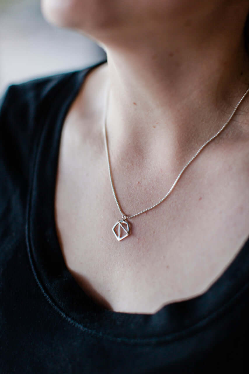 ネックレス・ペンダント Numbering Mini Inverted Triangle Pendant #3795 5BNY035 3795 - NUMBERING